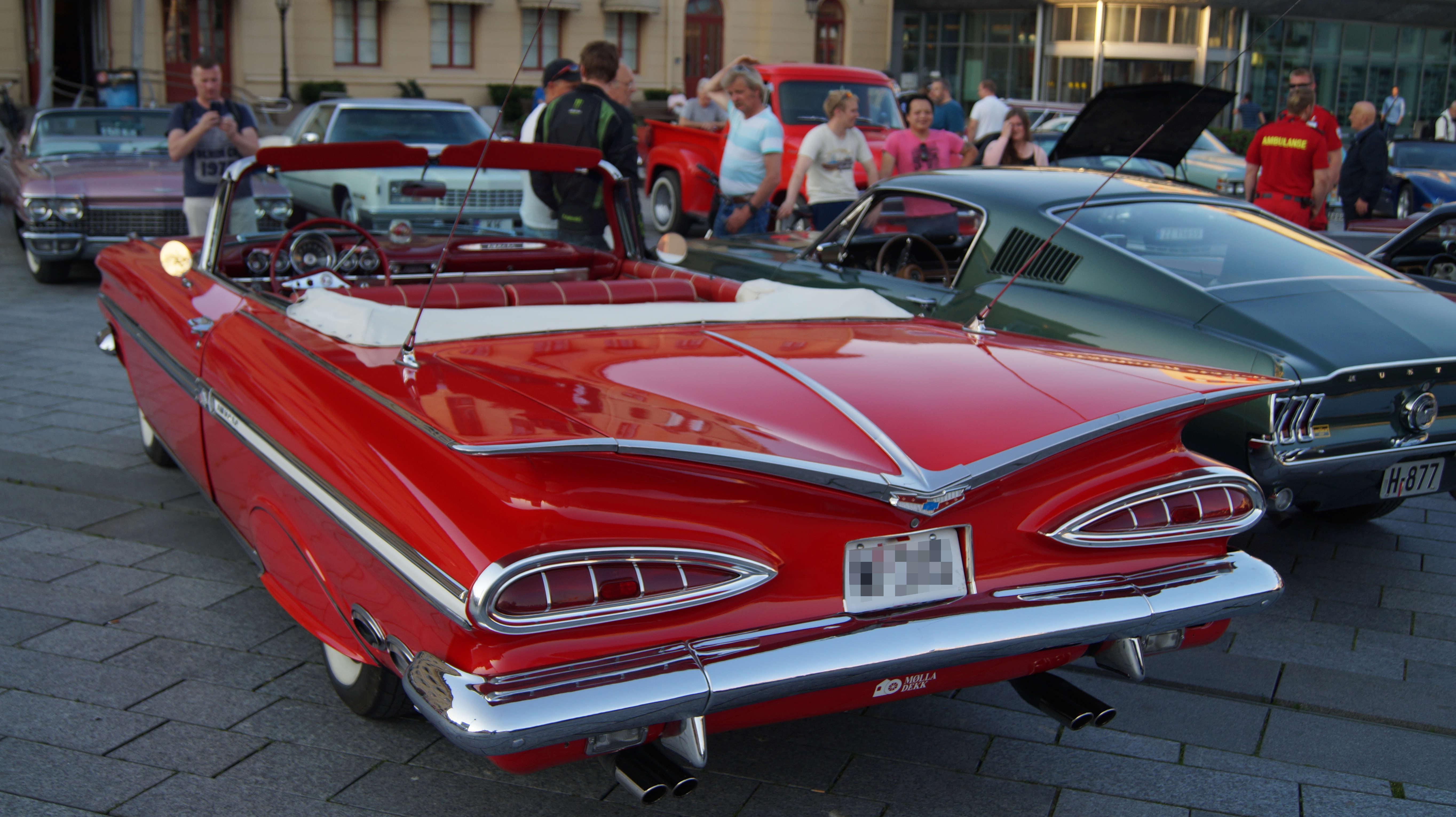 Charakterystyczne ,,skrzydła'' i światła Chevroleta Impali.
