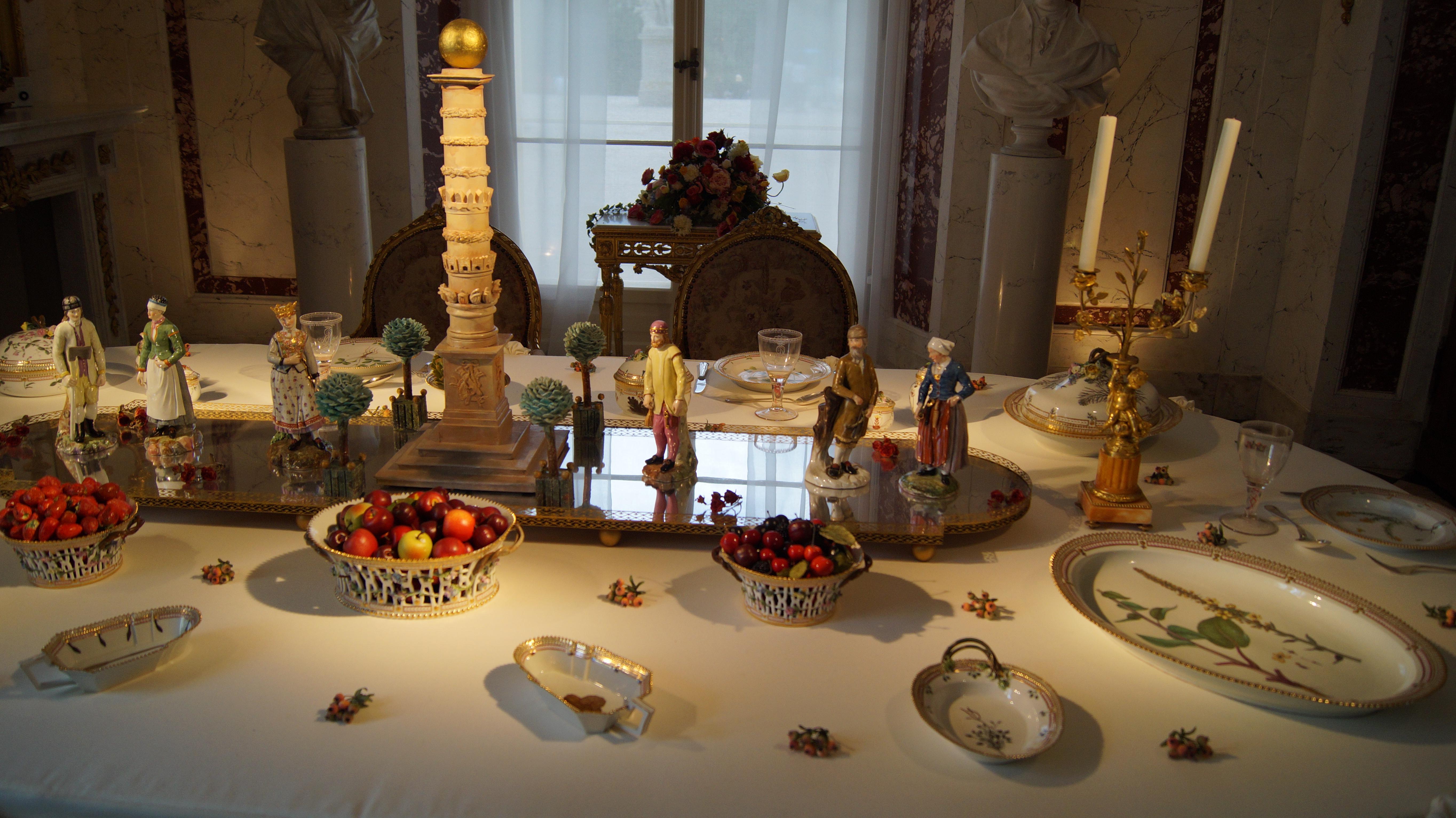 Porcelanowe figurki norweskich chłopów w strojach ludowych dodatkowo uatrakcyjniały serwis obiadowy