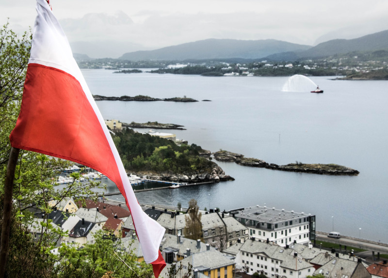 Polacy mieszkający w Norwegii 11 listopada wywieszają polskie flagi.