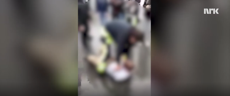 Ocenzurowany fragment brutalnego filmu nakręconego przez gapiów podczas bijatyki nastolatków