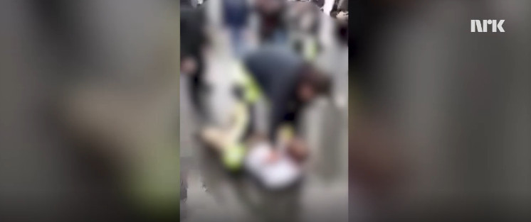 Ocenzurowany fragment brutalnego filmu nakręconego przez gapiów podczas bijatyki nastolatków