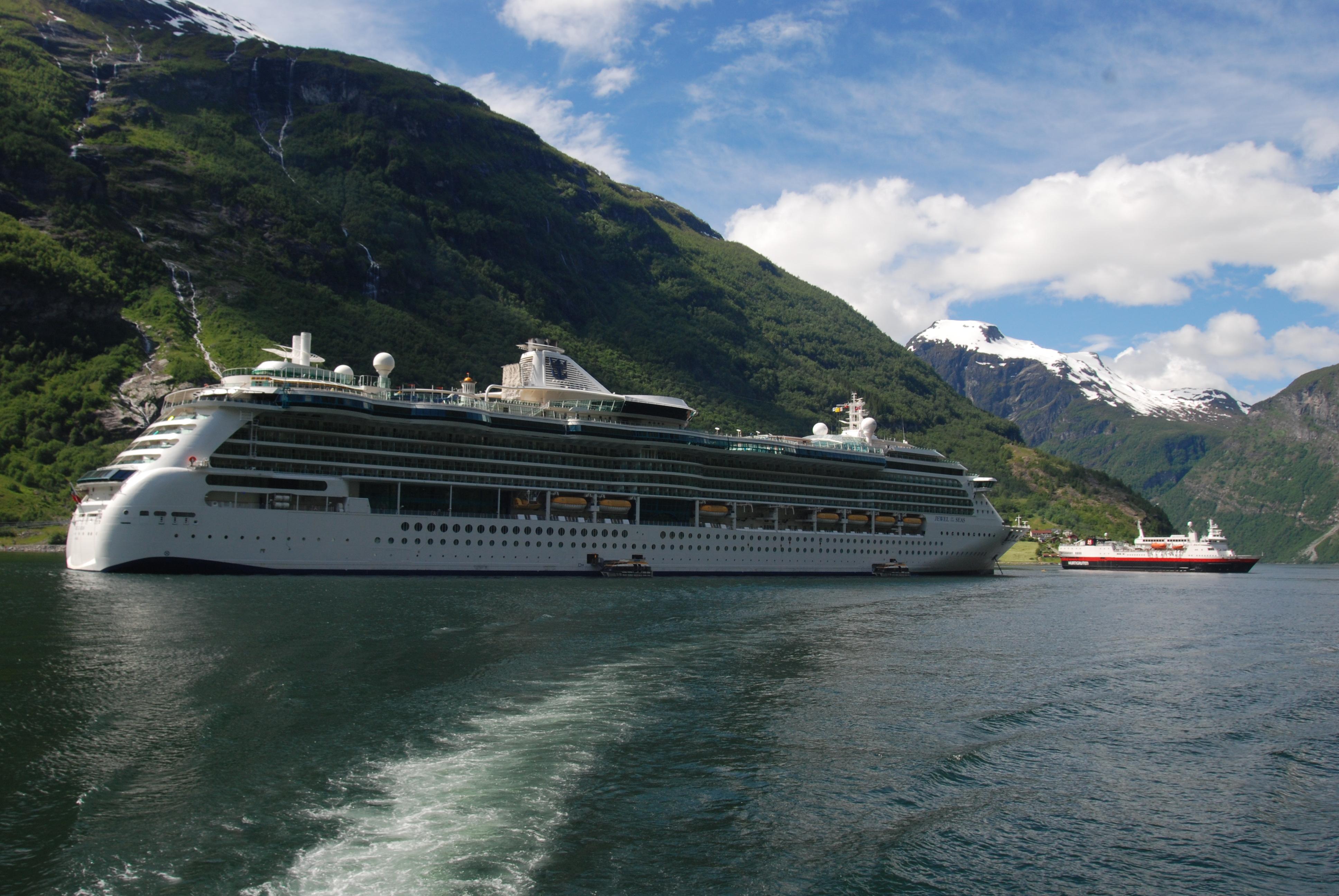 Prom linii Hurtigruten płynący przez Geirangerfjord