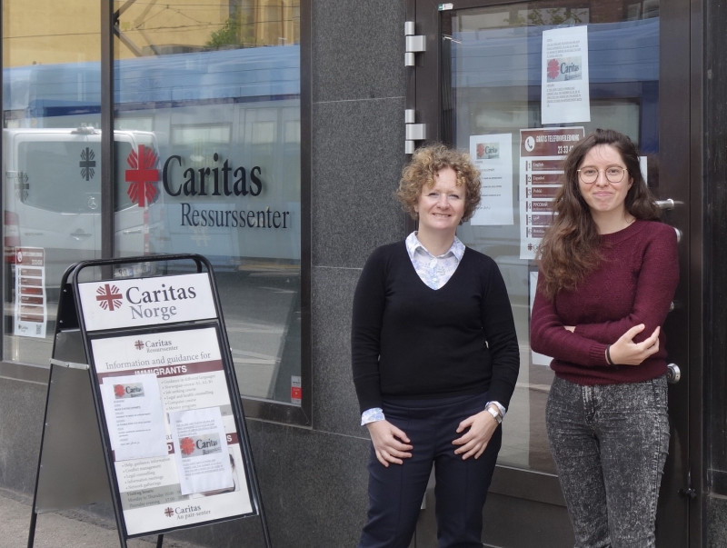Katarzyna Szłyk-Verde i Natasza Bogacz przy wejściu do centrum Caritas na Storgata 38. To tu czekają na Polaków w potrzebie.