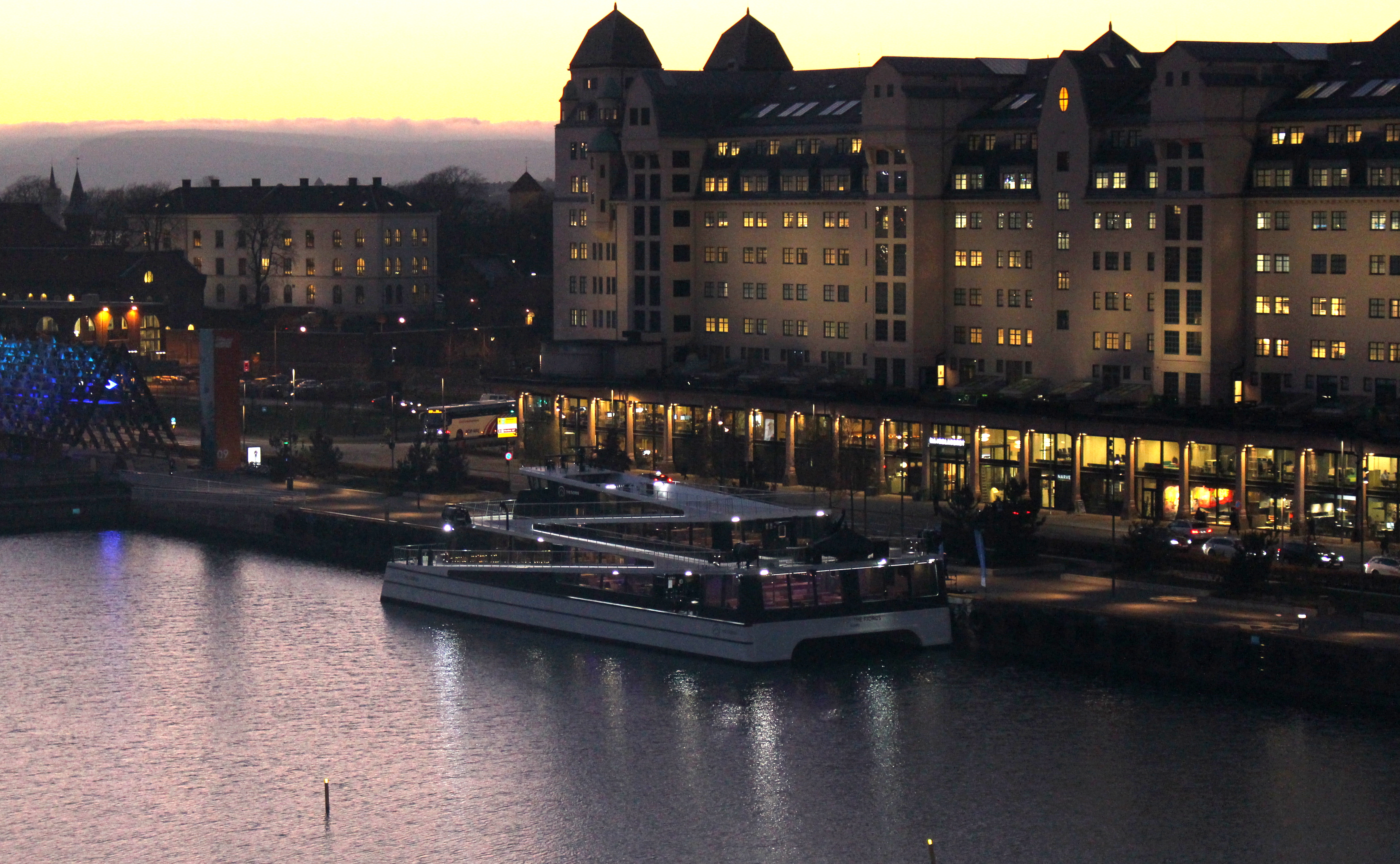 Ekologiczne promy z serii The Fjords wyglądają niemal identycznie, jednak nowsze modele mają całkowicie bezemisyjne silniki. Na zdjęciu hybrydowy Vision of the Fjords w Oslo.