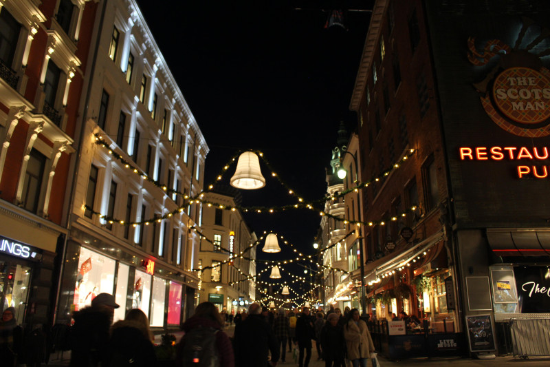Co roku o tej porze norweskie ulice przystrojone są świątecznymi ozdobami./ Na zdjęciu: Oslo, Karl Johans gate