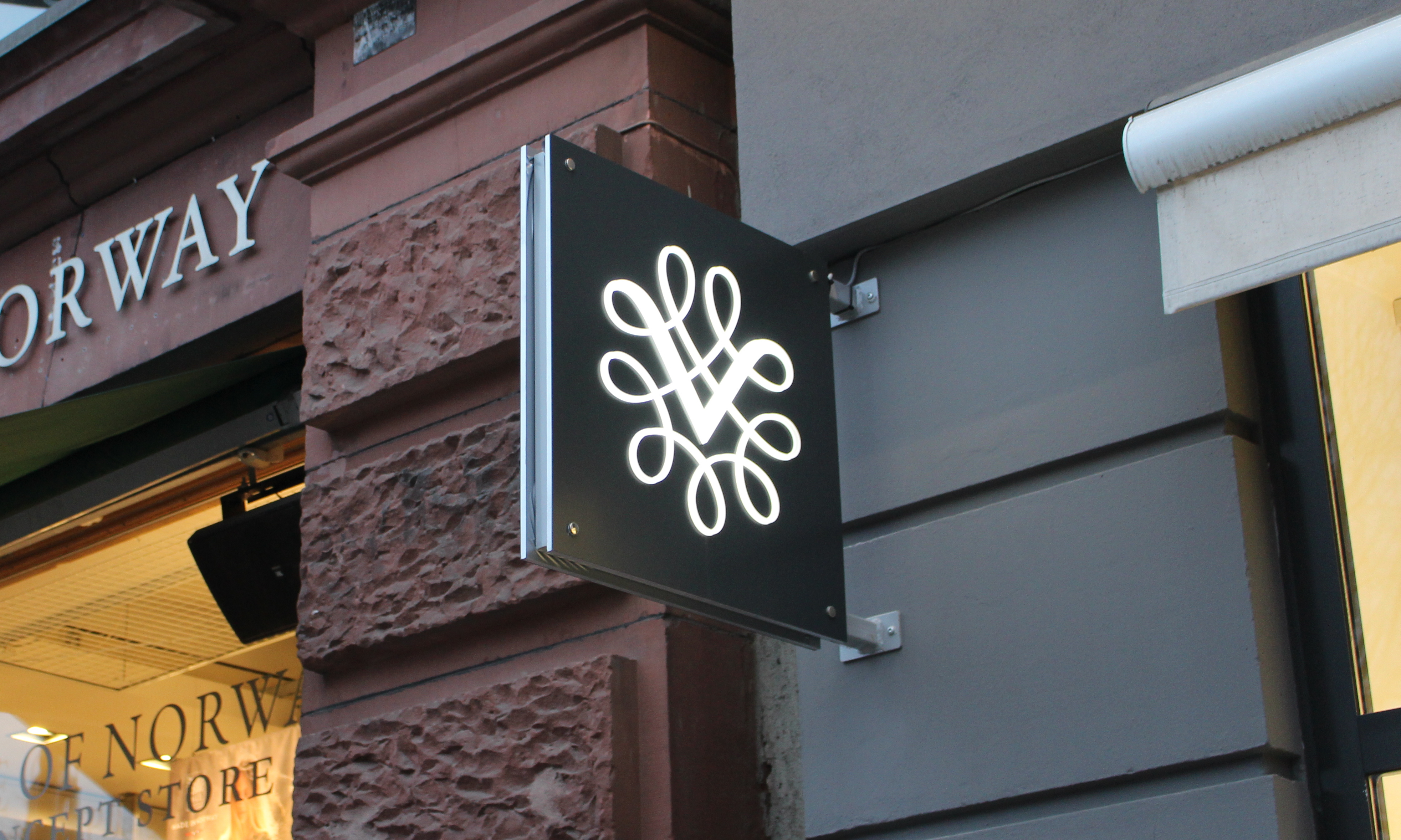 Logo Vinmonopolet.