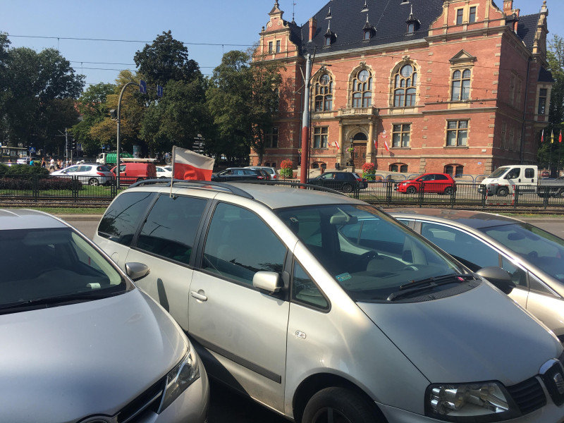 Wielu Polaków postanowiło dziś uczcić pamięć o powstańcach flagami Polski umieszczonymi przy samochodach. 