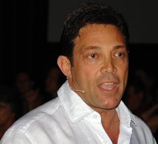Jordan Belfort prowadzi swoje wykłady motywacyjne na całym świecie