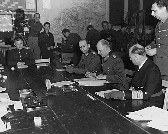 Gen. Jodl podpisuje w Reims kapitulację Wehrmachtu.