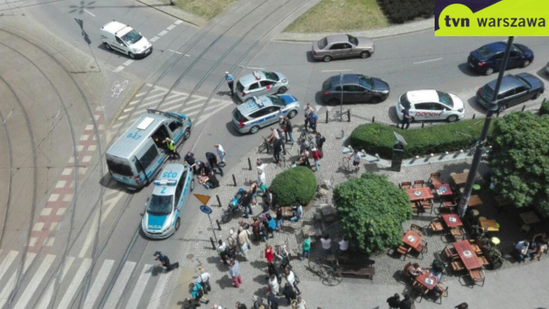 Policjanci podczas zatrzymania agresywnego Norwega.
