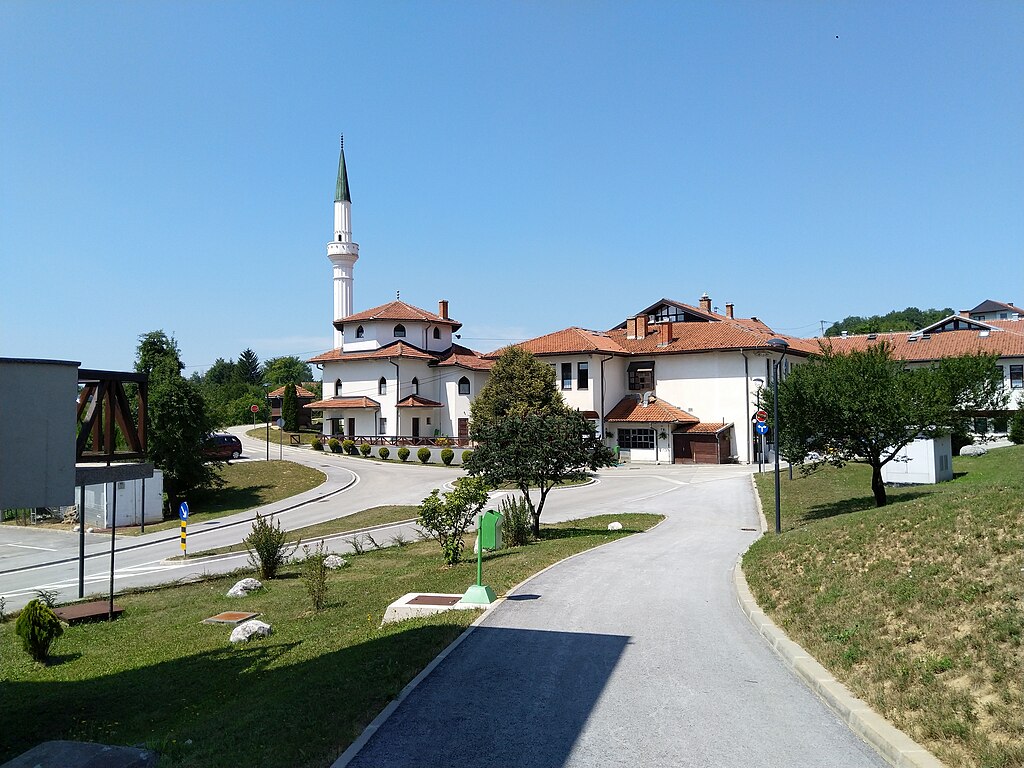 Medresy, czyli szkoły koraniczne, to teologiczne placówki muzułmańskie, w których dzieci nauczane są zapisów Koranu. Często połączone są z meczetem, choć mogą funkcjonować jako niezależne ośrodki nauk teologicznych.