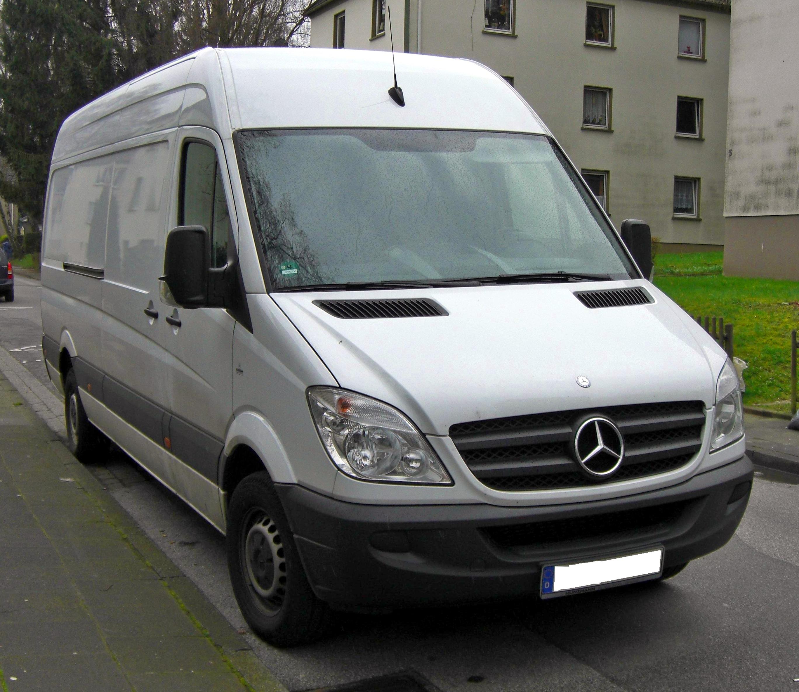 Poszukiwany jest srebrny Mercedes Sprinter.