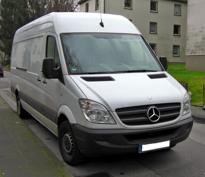 Poszukiwany jest srebrny Mercedes Sprinter.