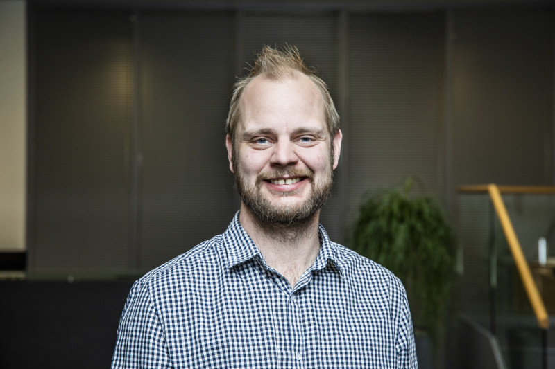 Mímir Kristjánsson z partii Rødt mówi o dziesiątkach milionów koron więcej w przypadku kar dla pracodawców.