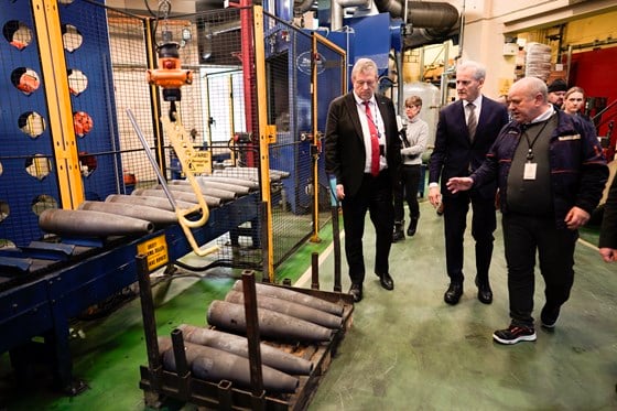 Premier Jonas Gahr Støre i minister obrony Bjørn Arild Gram w zakładzie produkcyjnym Nammo.