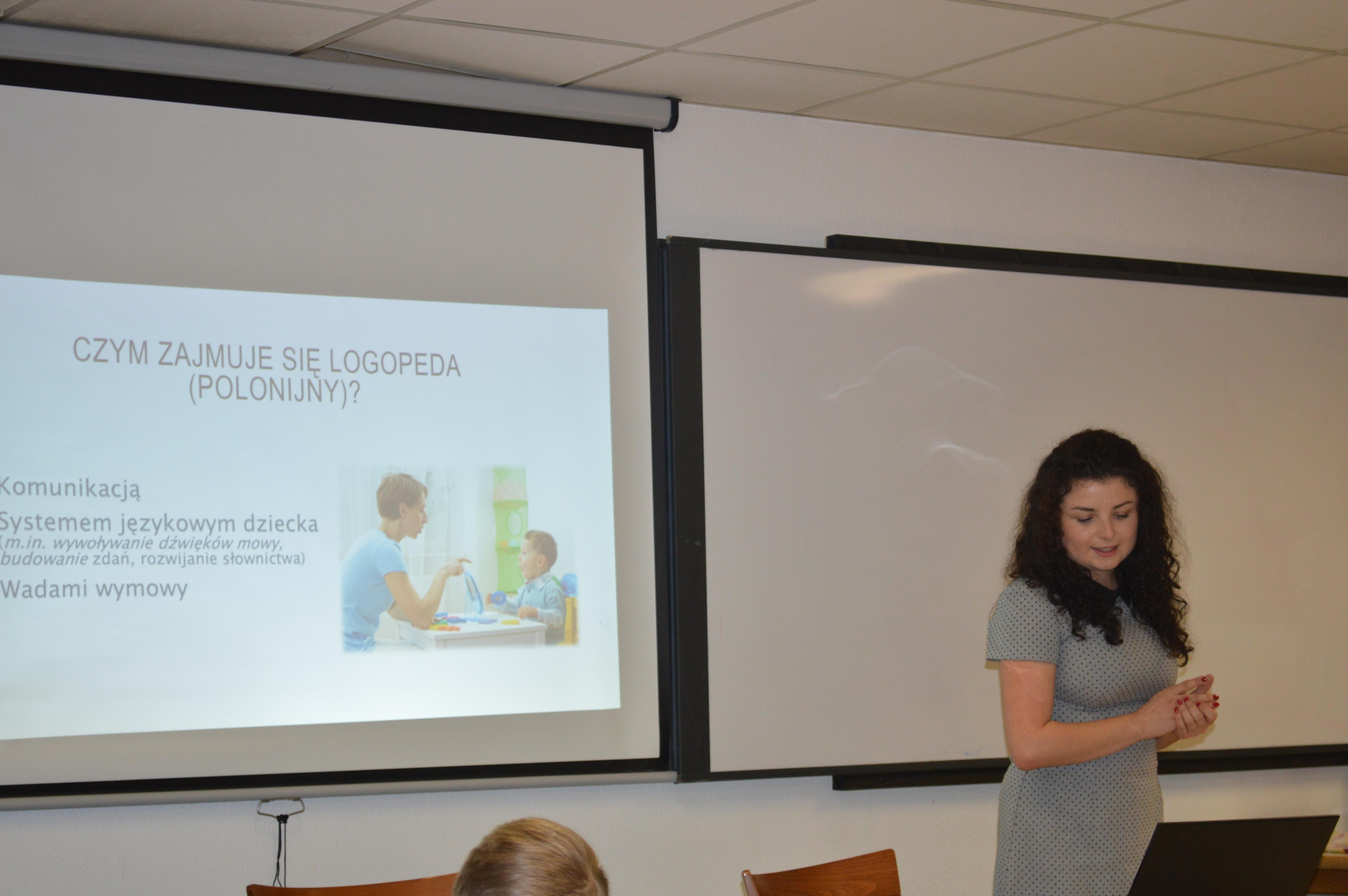 Oktawia Czechowska podczas prelekcji poświęconej problemom logopedycznym.