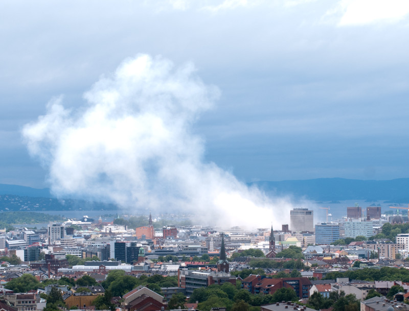O godzinie 15:20 wybuchła bomba w centrum rządowej dzielnicy Oslo