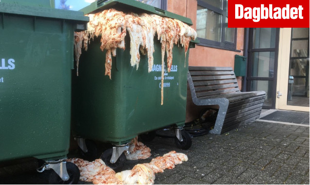 Śmietnik pełen ciasta z pobliskiej pizzerii