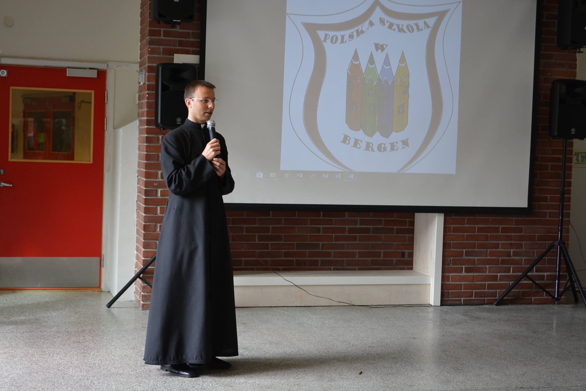 W uroczystym zakończeniu roku szkolnego brali udział również księża
