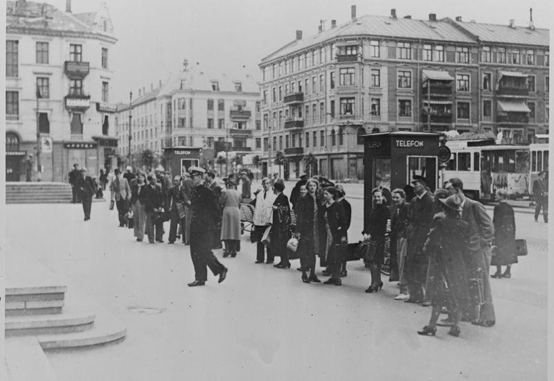Kolejka pod Vinmonopolet w Oslo. Zdjęcie wykonano w 1943 roku, kilka minut przed 06:00.