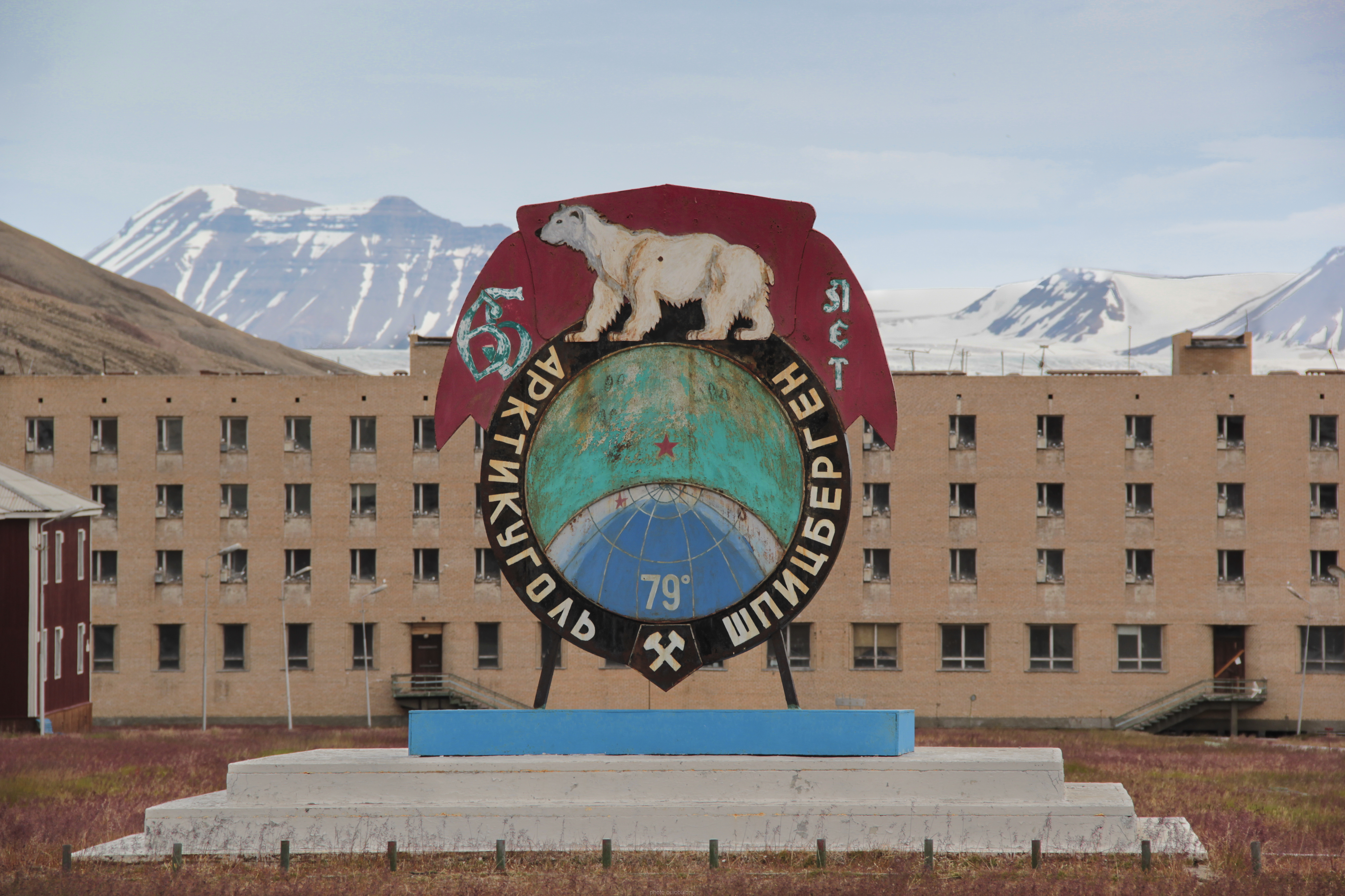 Pyramiden to miasto opuszczone, choć wciąż zawierające ślady rosyjskiego osadnictwa.