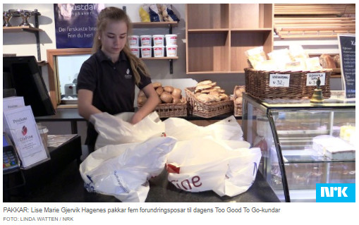 Pracownica piekarni przygotowuje produkty do kupienia przez aplikację.