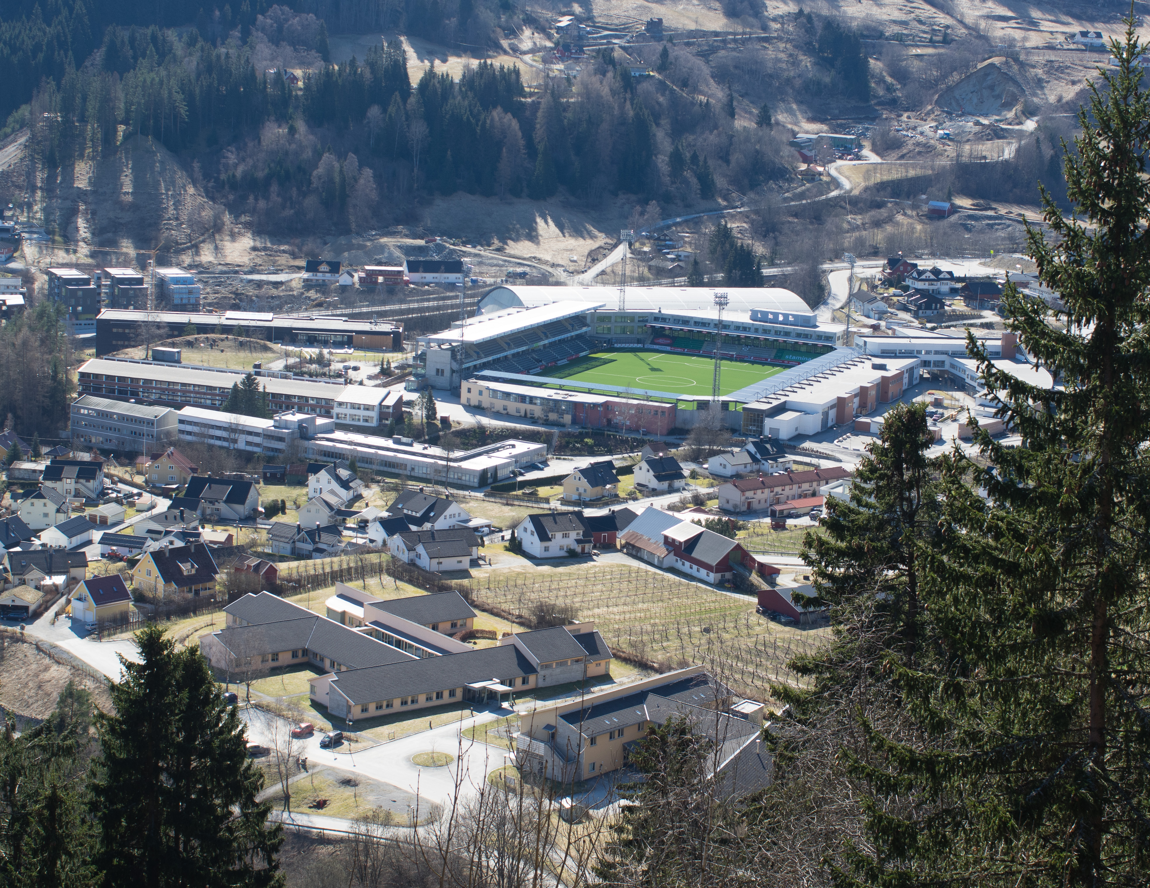 Widok na Sogndal ze stadionem Fosshaugane.