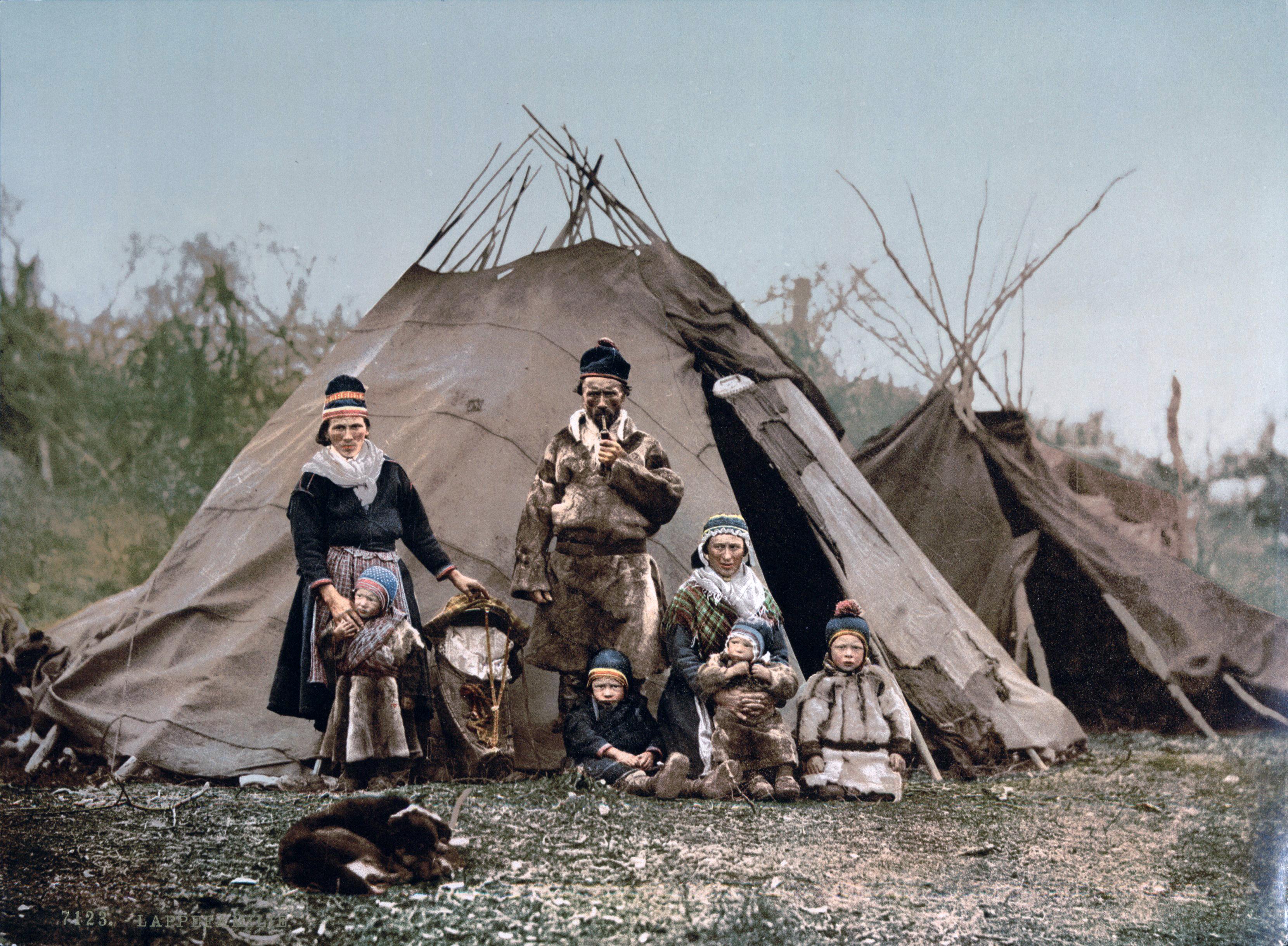 Rodzina Samów mieszkająca w Norwegii około 1900 roku. Zdjęcie zostało prawdopodobnie zrobione w 1896 roku w okolicy Kanstadfjord w pobliżu Lødingen w Nordland.