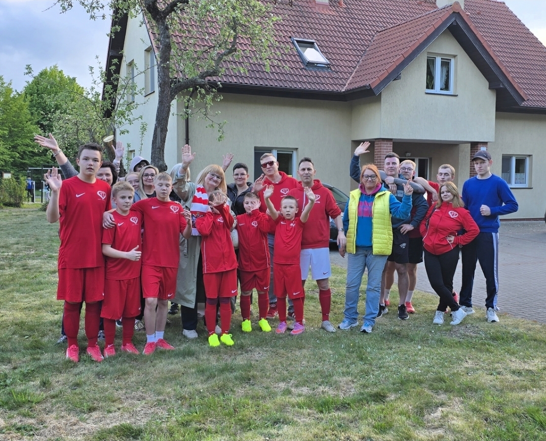 Przekazania strojów piłkarskich dzieciom