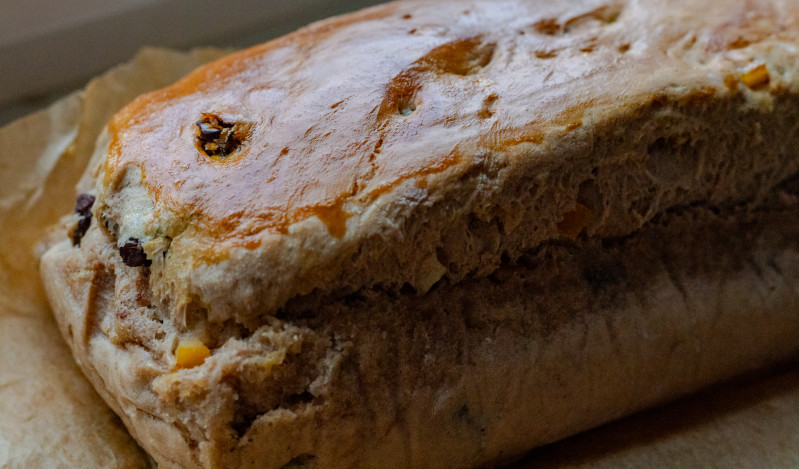 Julebrød możemy upiec w formie okrągłego chleba lub w tzw. keksówce.