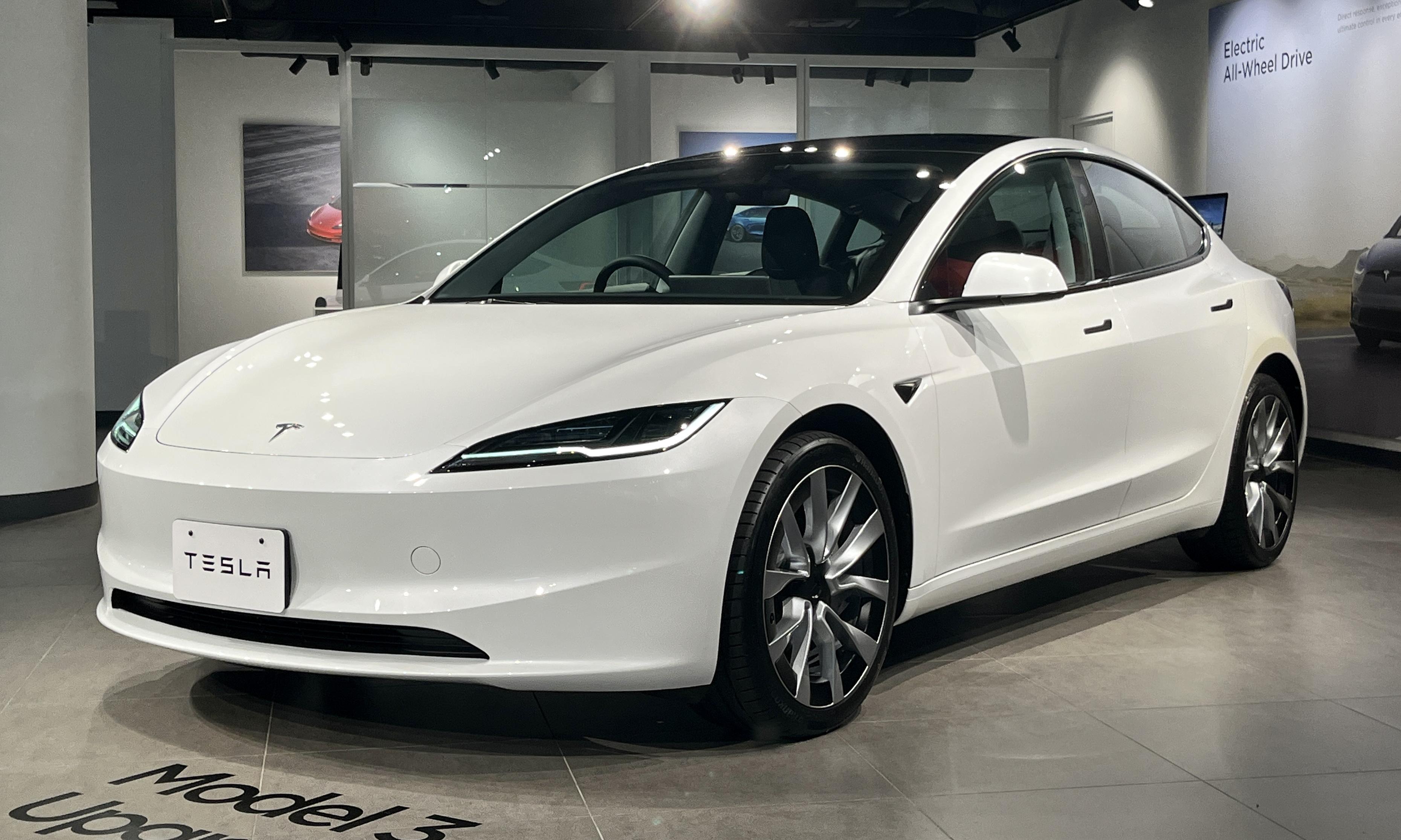 Tesla Model 3 este produsă din 2017. Exemplarul din imagine este un model după al doilea facelift.