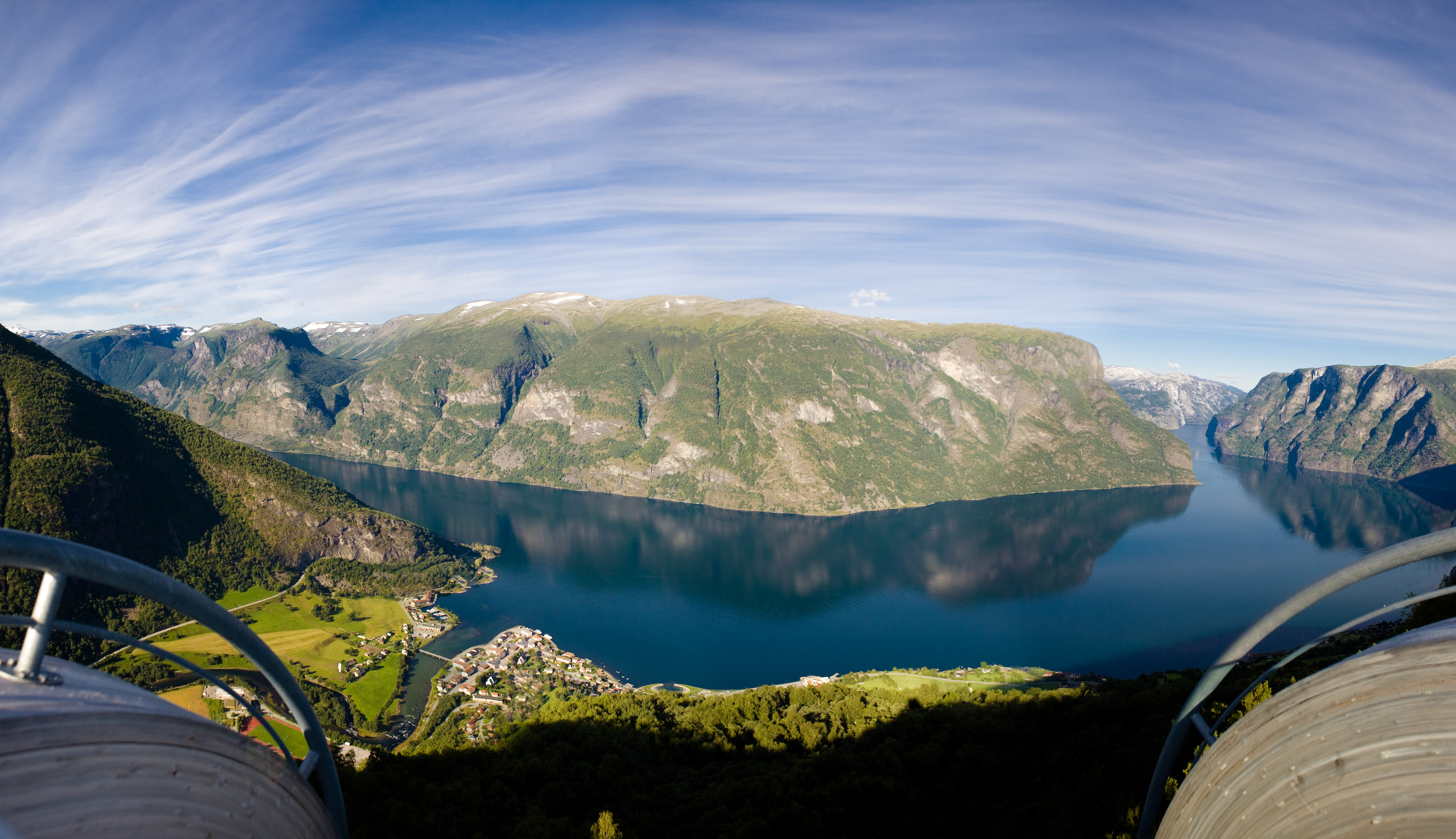 Widok z punktu widokowego Stegastein nad Aurlandsfjorden