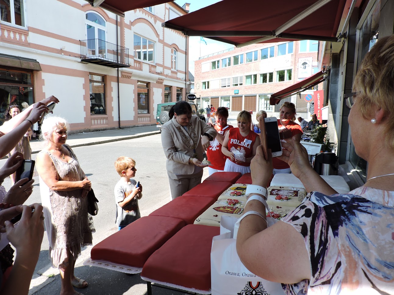 Lokalne władze także były zachwycone tortem 
