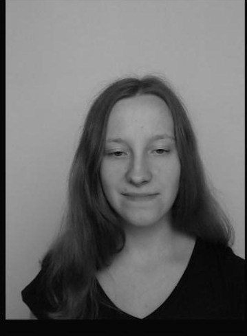 Karolina Urszula Szczęsny ma 21 lat.