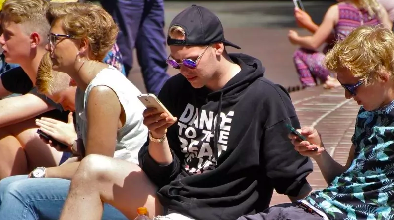 Pomysł szkolnego szlabanu na telefon pojawił się w Norwegii w 2018 roku.