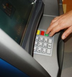 Wzrasta liczba kradzieży kart bankomatowych i kodów pin