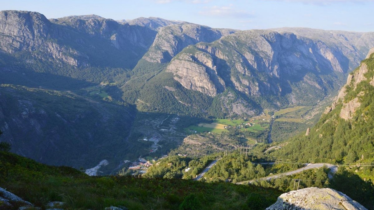 Spacer z głową w chmurach: najpopularniejsze szlaki górskie w Norwegii