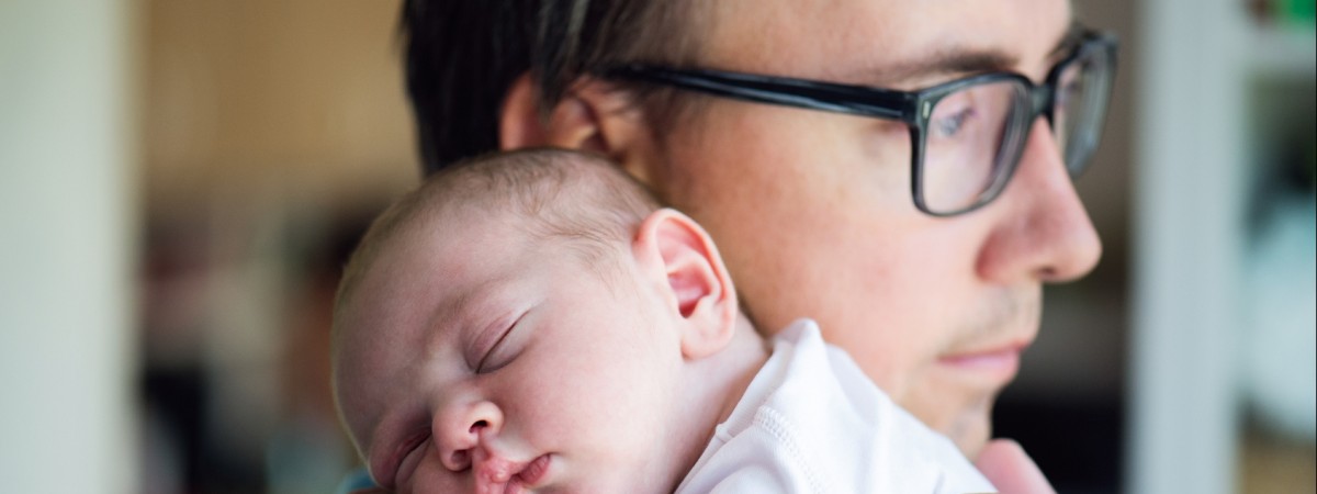 Pytanie tygodnia: Dwutygodniowy urlop opiekuńczy ojca (omsorgspermisjon) – na czym polega i kiedy można go wykorzystać? 