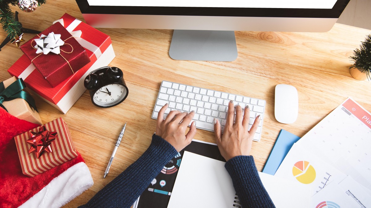 Nadgodziny, praca dodatkowa i w wigilię. Ile godzin można pracować 24 grudnia?
