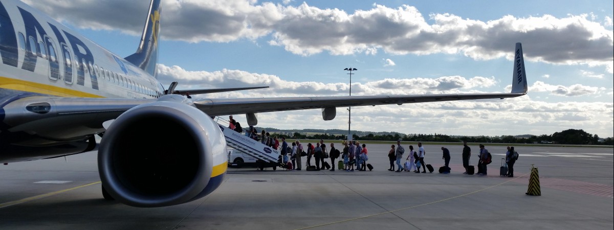 Dokumenty, bilety, fotelik na pokładzie: to musisz wiedzieć, jeśli podróżujesz samolotem z dzieckiem