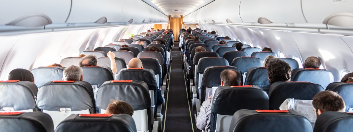 Podróże lotnicze to nowa droga zarażenia koronawirusem: Instytut Zdrowia Publicznego chce śledzić infekcje w samolotach