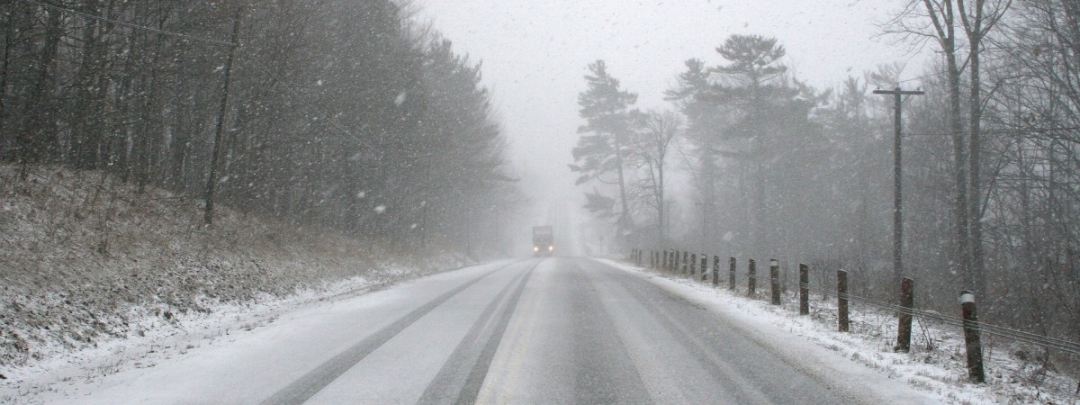 Policja prosi: jedźcie ostrożnie. Niebezpieczne warunki na drogach z powodu śniegu i wiatru