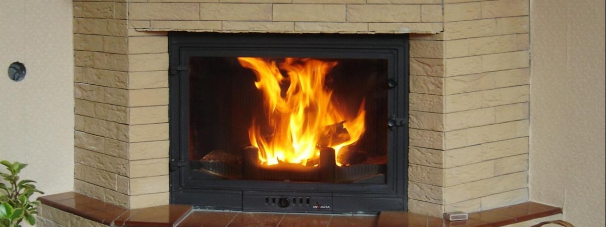 Rozpoczął się sezon grzewczy. Właściciele kominków powinni uważać na pożary