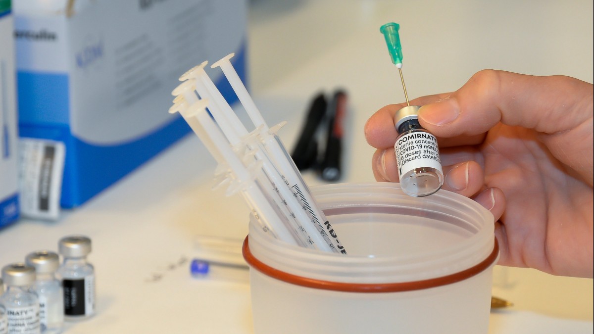 Trzecia dawka szczepionki na COVID-19 dla każdego. „Liczba niezaszczepionych wciąż jest zbyt duża”