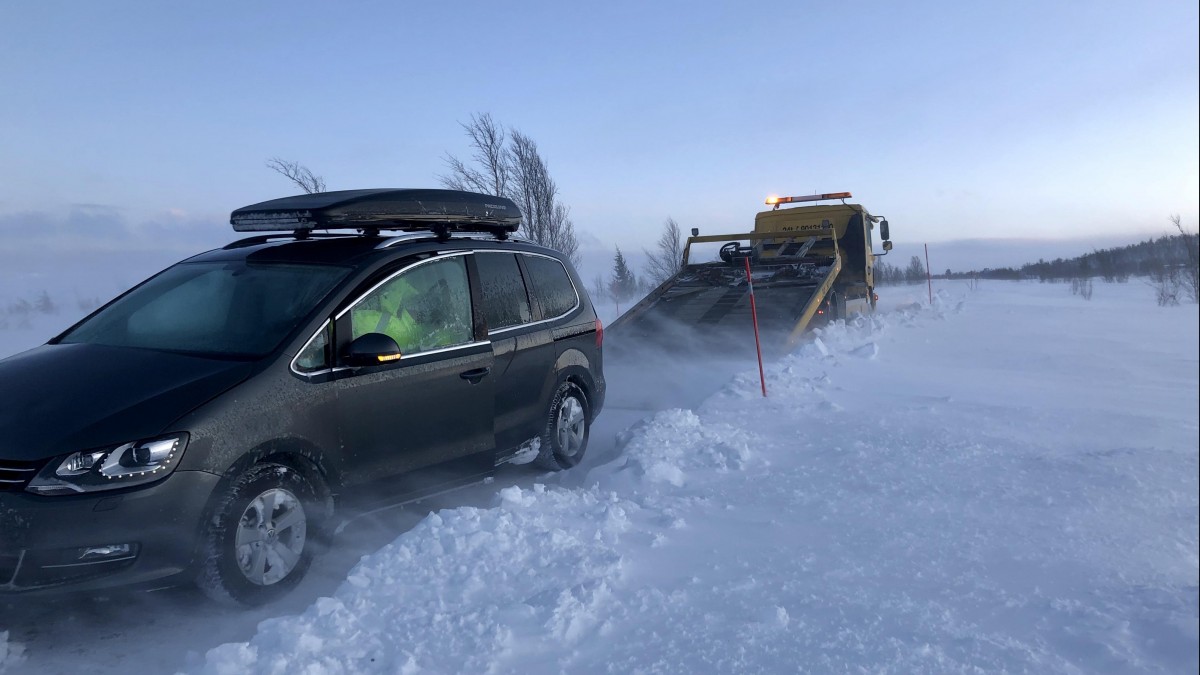 Zniszczone budynki i samochody, miasta bez prądu, nieprzejezdne drogi: Norwegowie walczą ze skutkami orkanu Frank