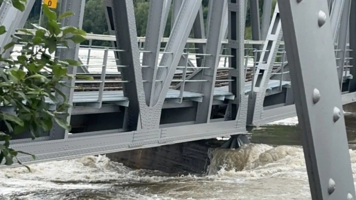 Most kolejowy w Ringebu uszkodzony przez rzekę. Grozi zawaleniem