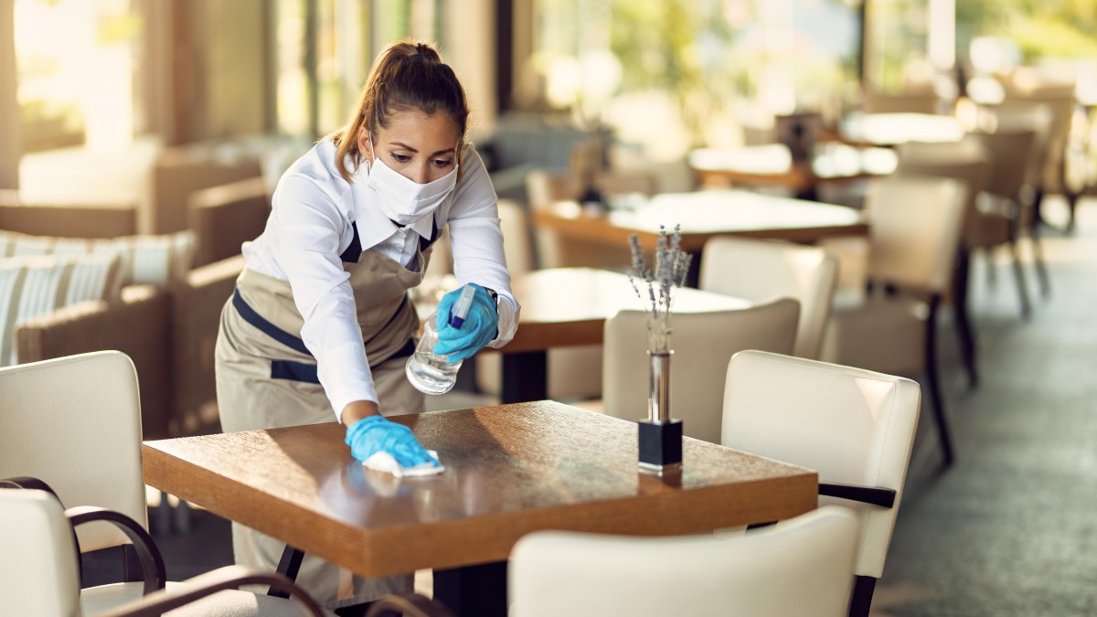 Brak umowy, bezpłatne nadgodziny i nielegalny monitoring: na to są narażeni pracownicy sezonowi