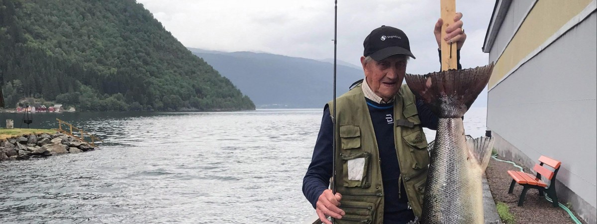 Ma 101 lat i nie rozstaje się z wędką. Właśnie ustanowił lokalny rekord