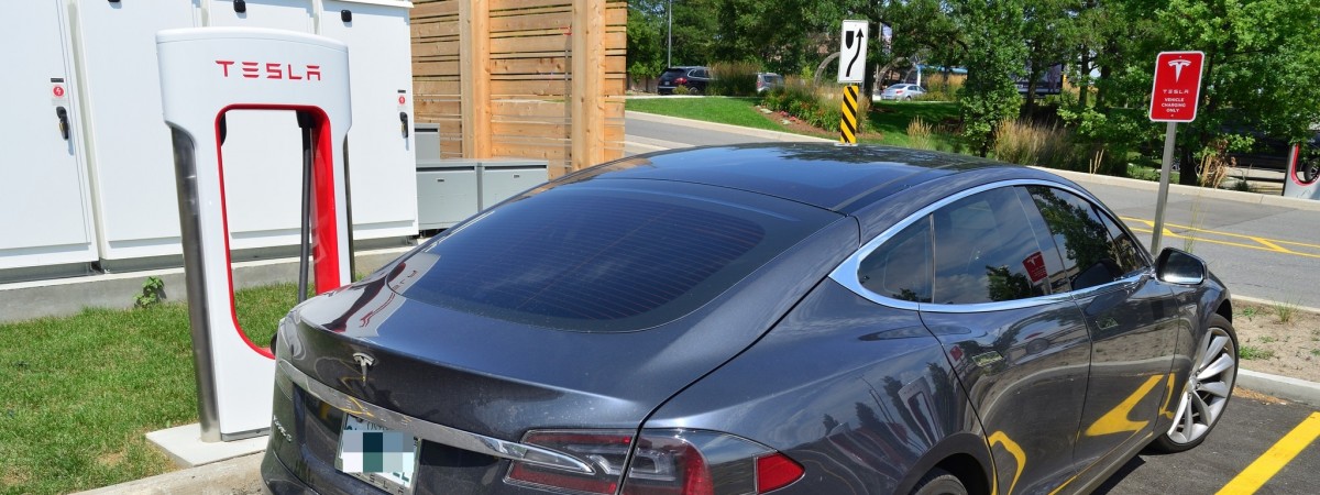 Tesla zmienia zdanie: nie zamknie sklepów stacjonarnych, ale… kosztem klientów