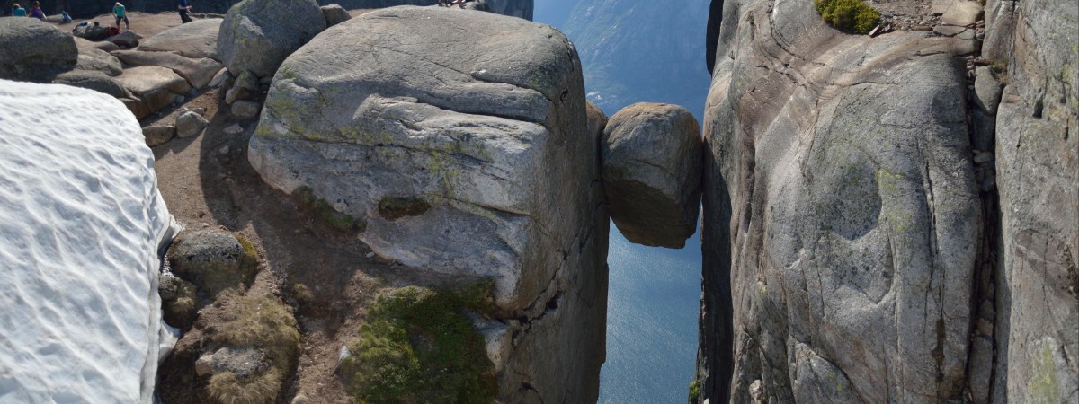 Tego jeszcze nie było. Belg wskoczył na Kjeragbolten… na rowerze [VIDEO]